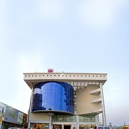Lotus 8 Hotel Nedumbassery Exteriör bild