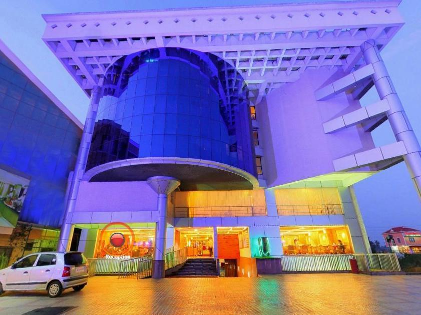Lotus 8 Hotel Nedumbassery Exteriör bild