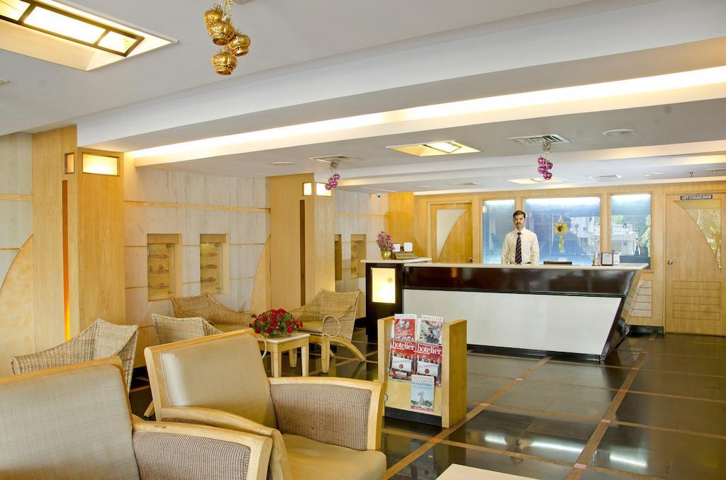Lotus 8 Hotel Nedumbassery Exteriör bild