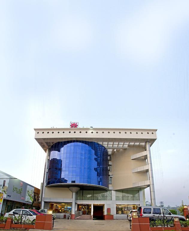 Lotus 8 Hotel Nedumbassery Exteriör bild